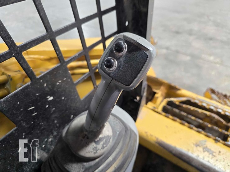 2012-caterpillar-252b3-image-16