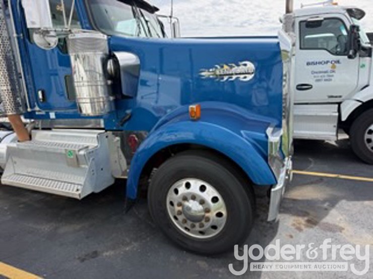 2015-kenworth-w900-image-3