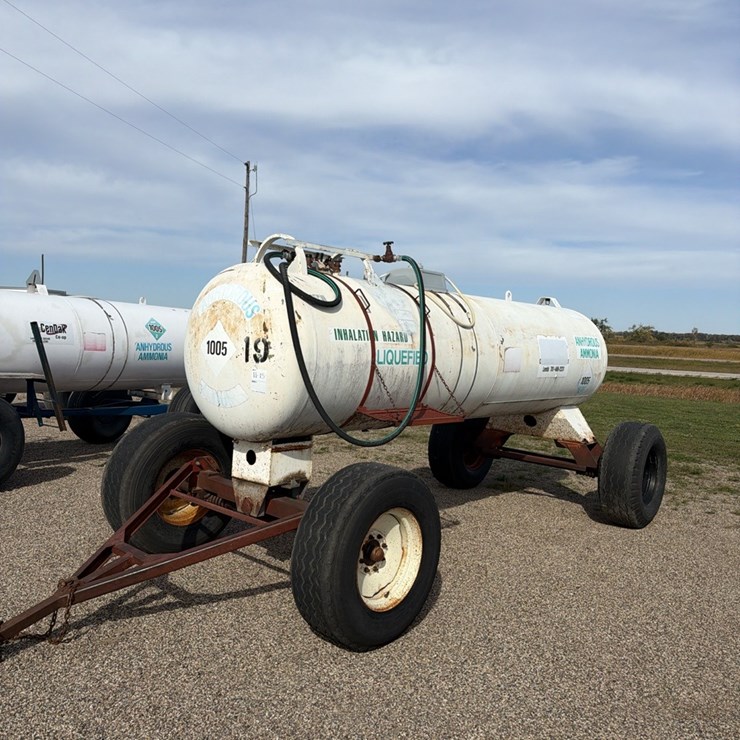11-15 1450 gallon NH3 tank, 15R- 22.5 tires