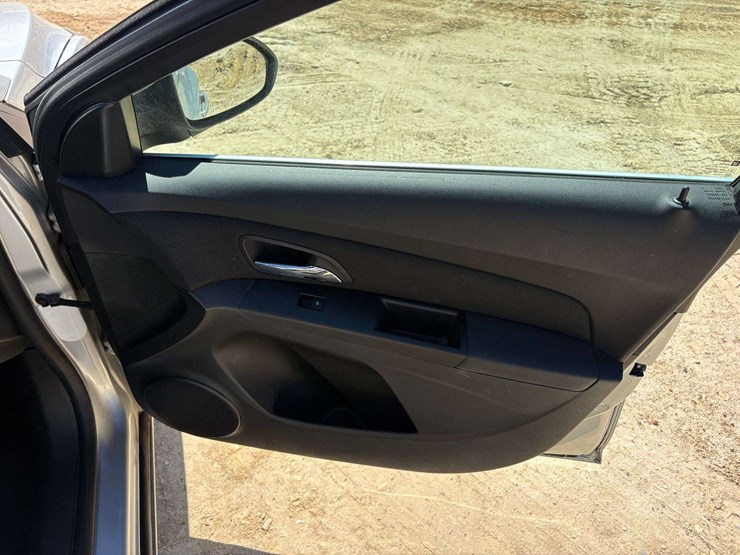 2012-chevrolet-cruz-4-door-sedan-(111,038-miles)-image-16