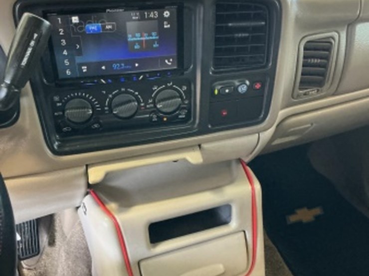 2002-chevrolet-tahoe-image-18