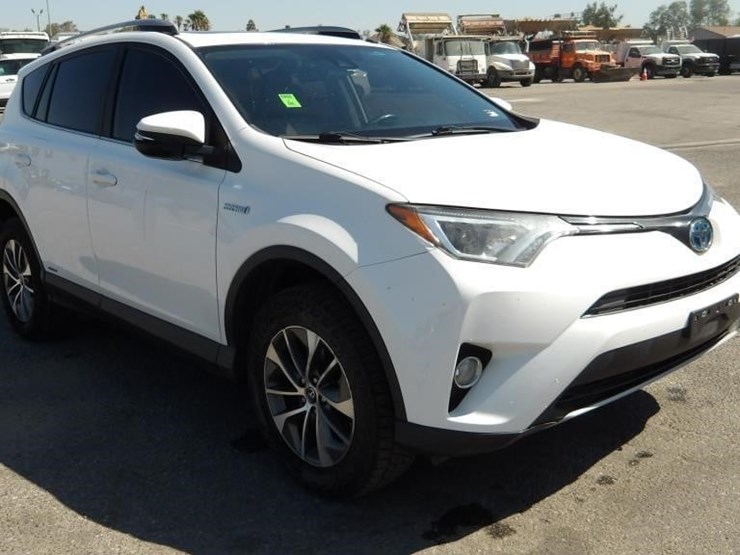 2017-toyota-rav4-xle-image-2