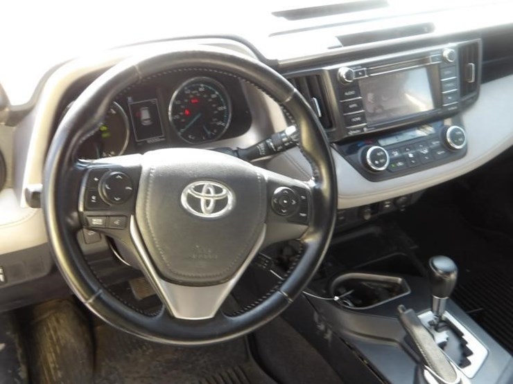 2016-toyota-rav4-xle-image-16