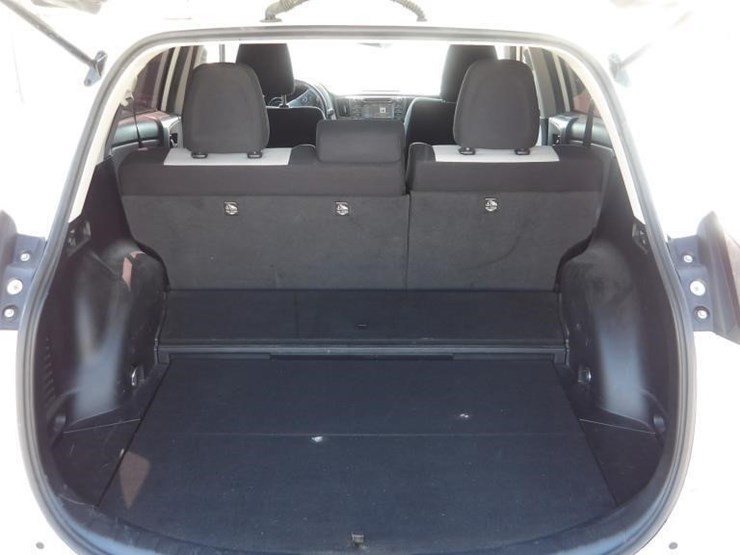 2017-toyota-rav4-xle-image-13
