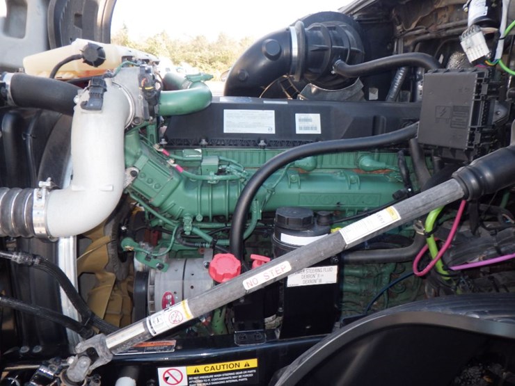 2020-volvo-vnl860-image-22