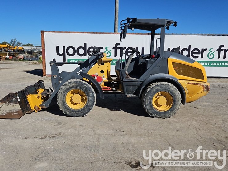 2019-deere-204l-image-2
