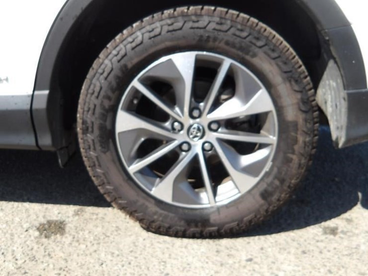 2017-toyota-rav4-xle-image-5