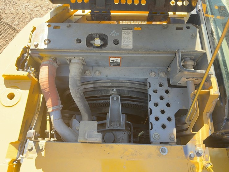2010-deere-135d-image-35