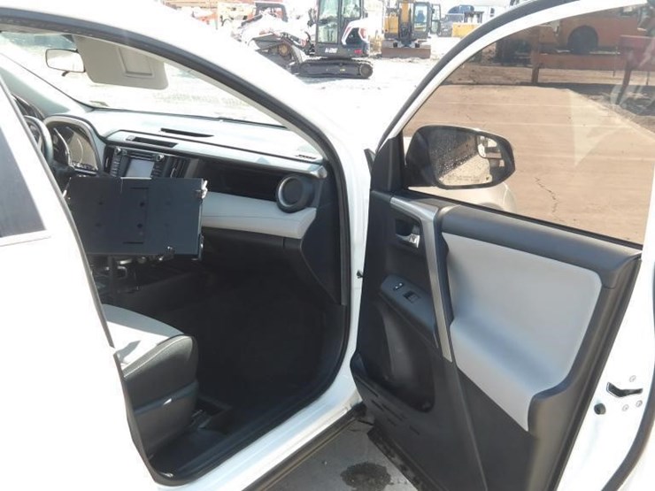 2017-toyota-rav4-xle-image-11