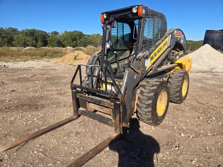 new-holland-l228-image-1