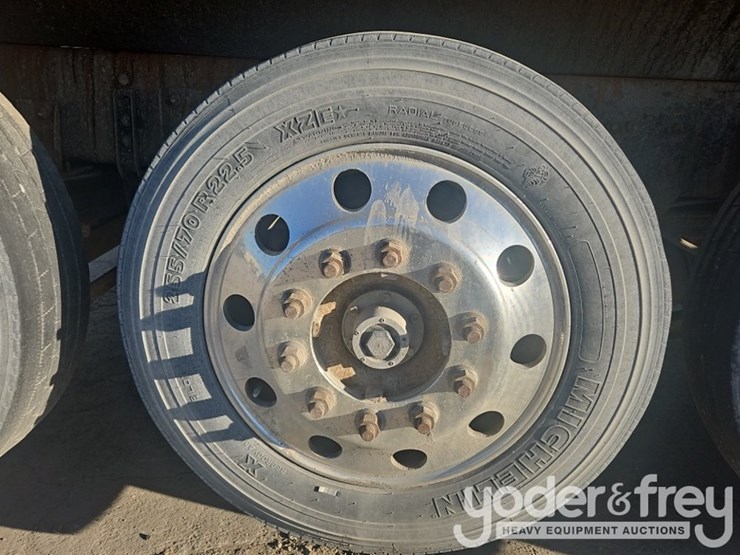 2019-freightliner-122sd-image-11