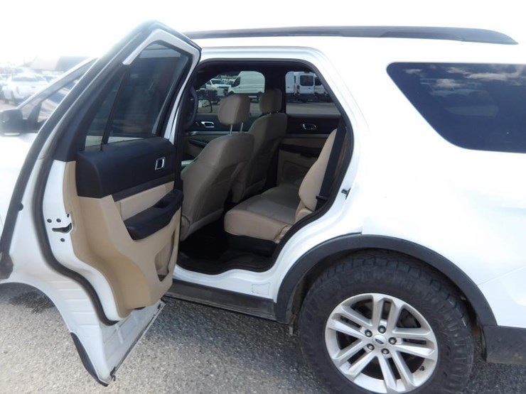 2016-ford-explorer-image-14