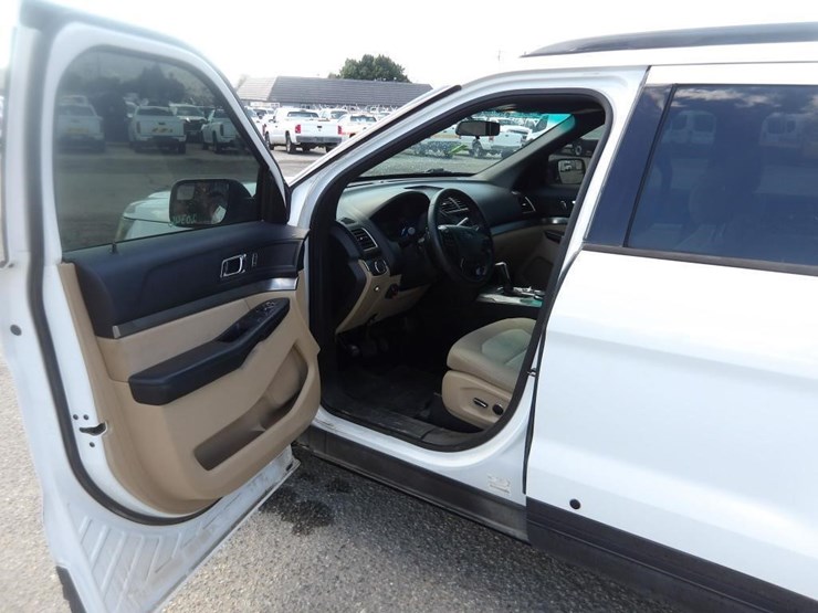 2016-ford-explorer-image-15