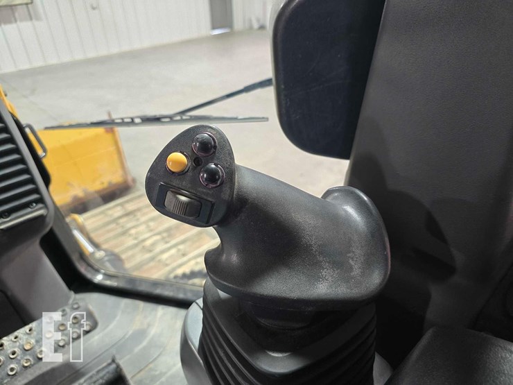 2022-caterpillar-d1-image-19