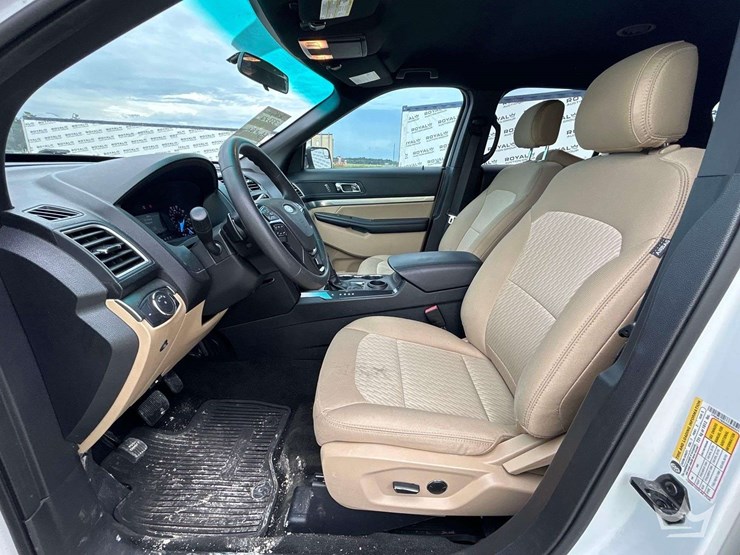 2016-ford-explorer-image-12
