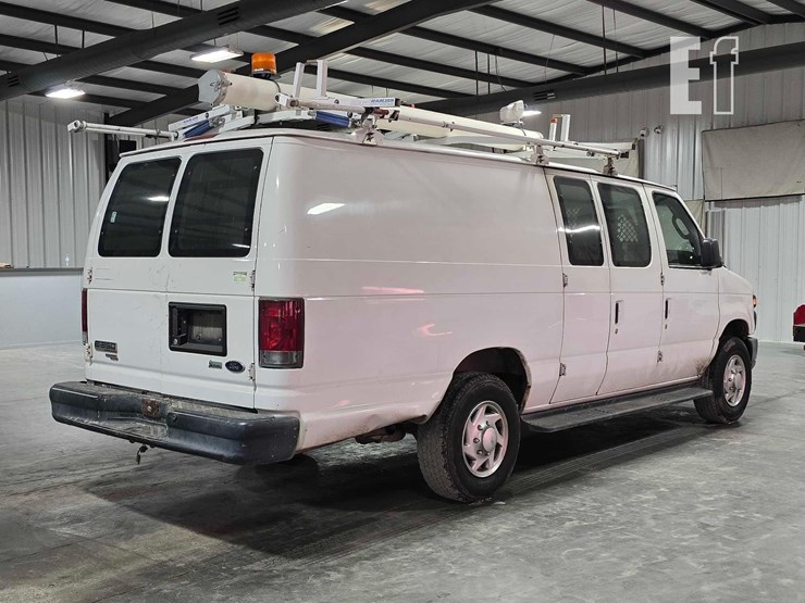 2013-ford-econoline-350-image-3
