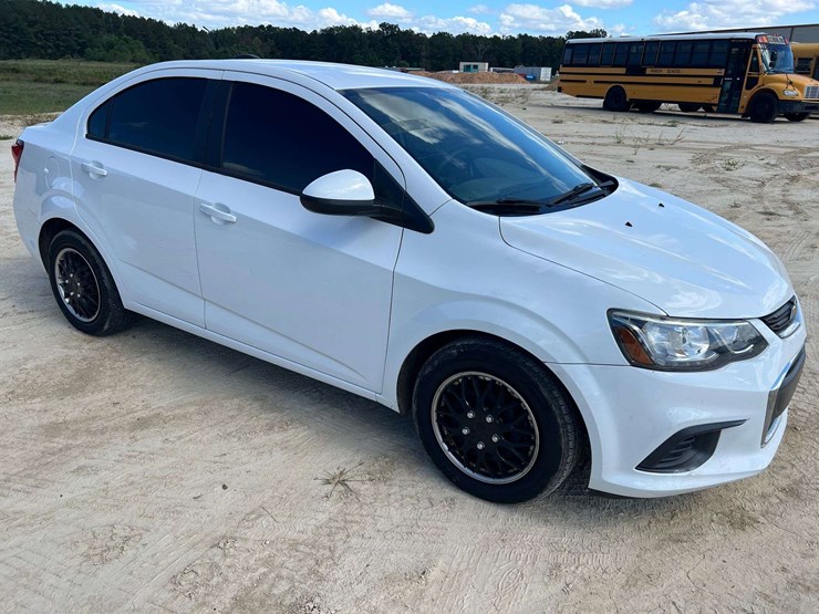 2019-chevrolet-sonic-4-door-sedan-(117,687-miles)-image-4