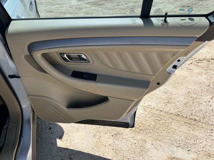 2016-ford-taurus-4-door-sedan-(101,832-miles)-image-17