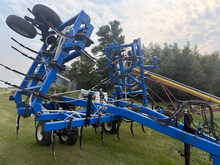 47'-model-tb47-nh3-applicator,-raven-control,-excellent-condition.-note:-this-piece-of-equipment-has-been-stored-inside-and-is-as-nice-as-you'll-ever-find.-includes-pallet-of-extra-nh3-drops-image-1