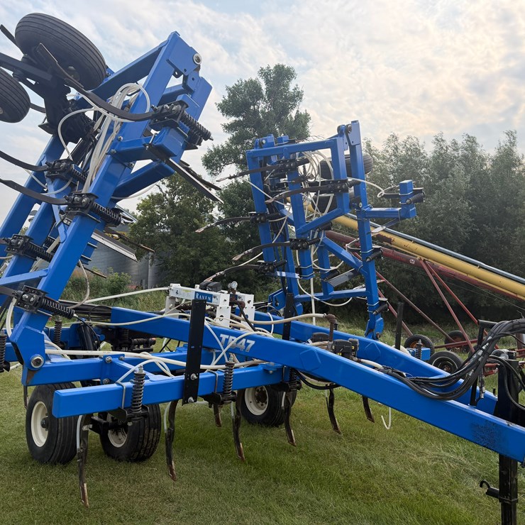47' Model TB47 NH3 applicator, Raven Control, excellent condition. Note: This piece of equipment has been stored inside and is as nice as you'll ever find. Includes Pallet of extra NH3 drops