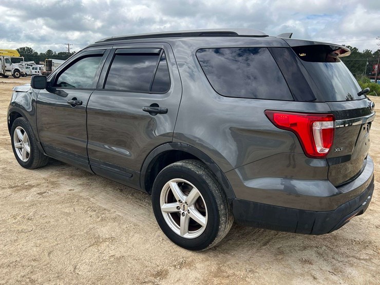 2016-ford-explorer-image-2