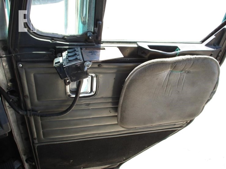 2009-peterbilt-320-image-15