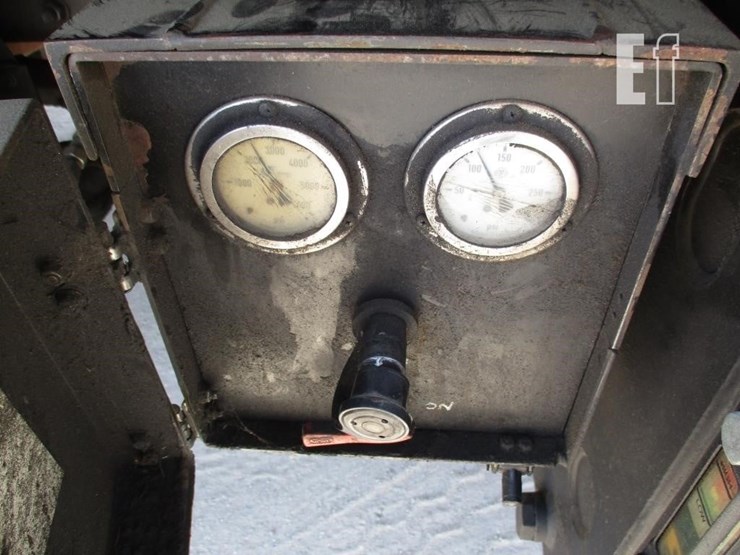 2010-peterbilt-320-image-23