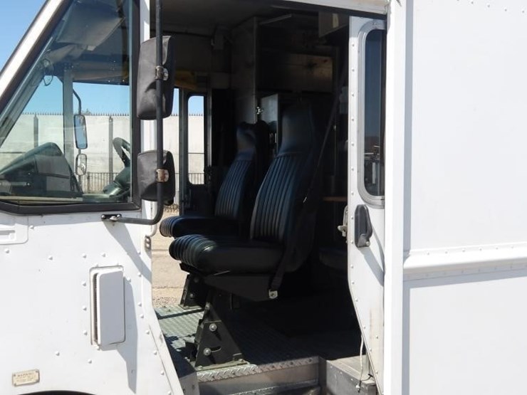 2002-workhorse-w62-image-20