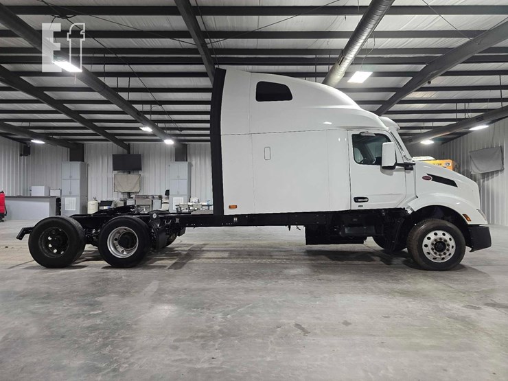 2024-peterbilt-579-image-6