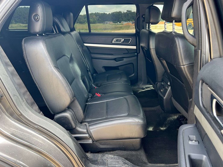 2016-ford-explorer-image-16