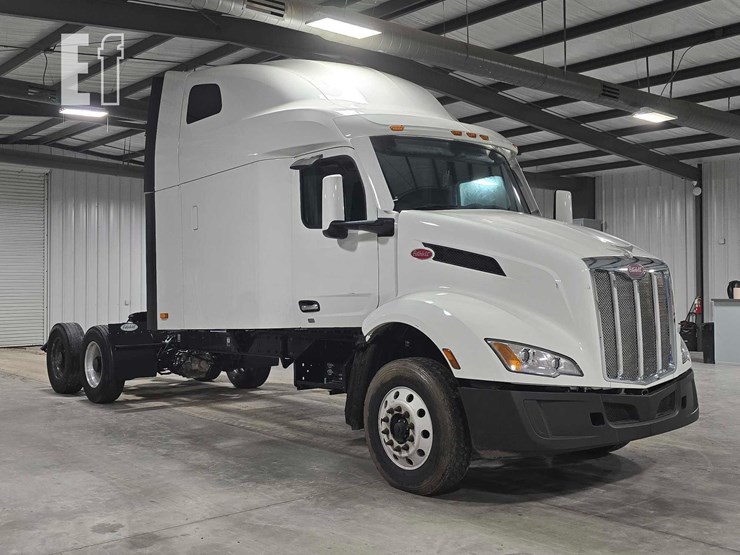 2024-peterbilt-579-image-2