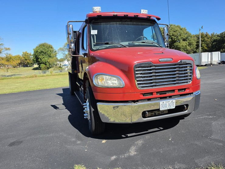 2007-freightliner-m2-106-image-21