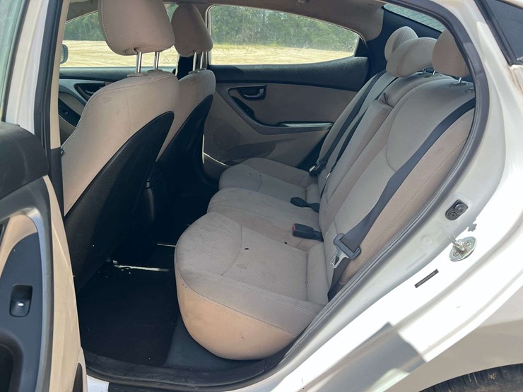 2015-hyundai-elantra-4-door-sedan-(177,178-miles)-image-15