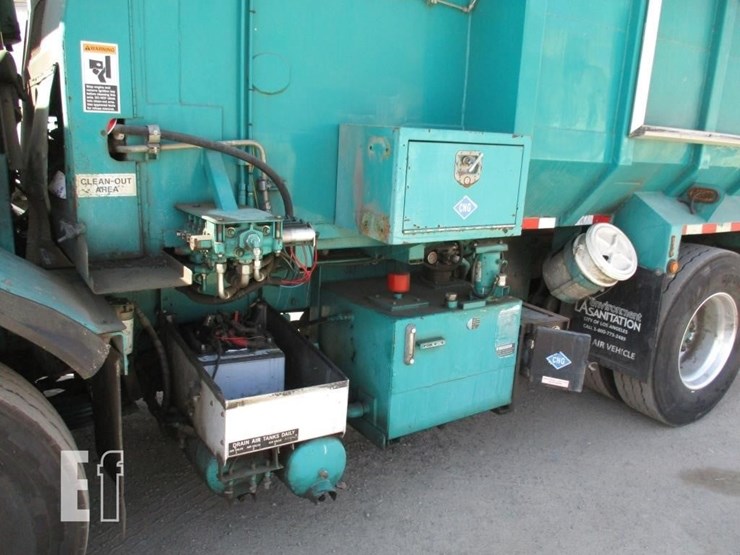 2009-peterbilt-320-image-22