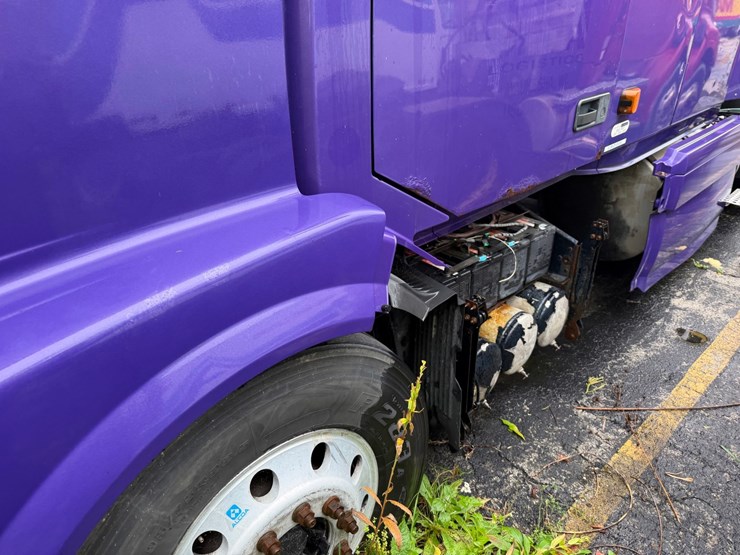 #1662-•-volvo-sleeper-cab-truck-tractor-image-10