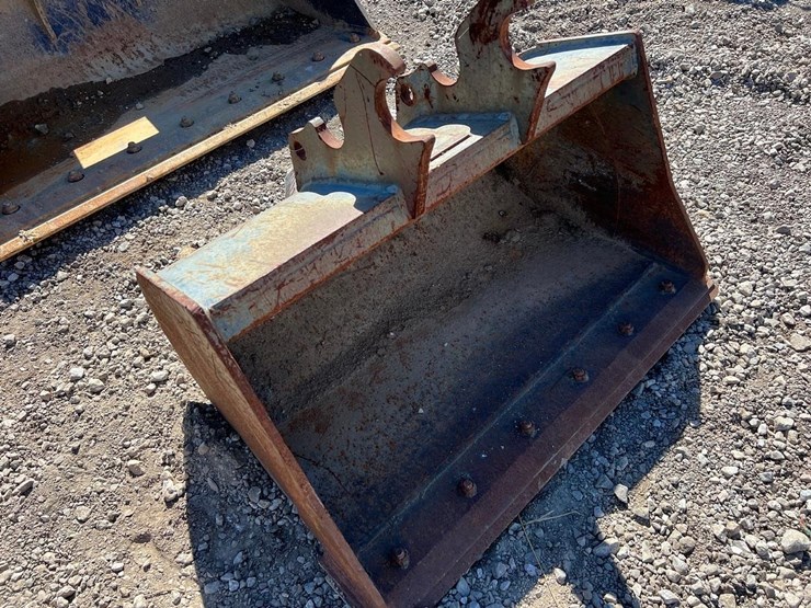 kubota-36"-grading-bucket-image-1