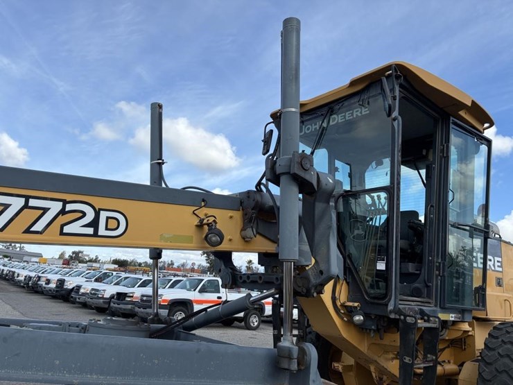 2005-deere-772d-image-16