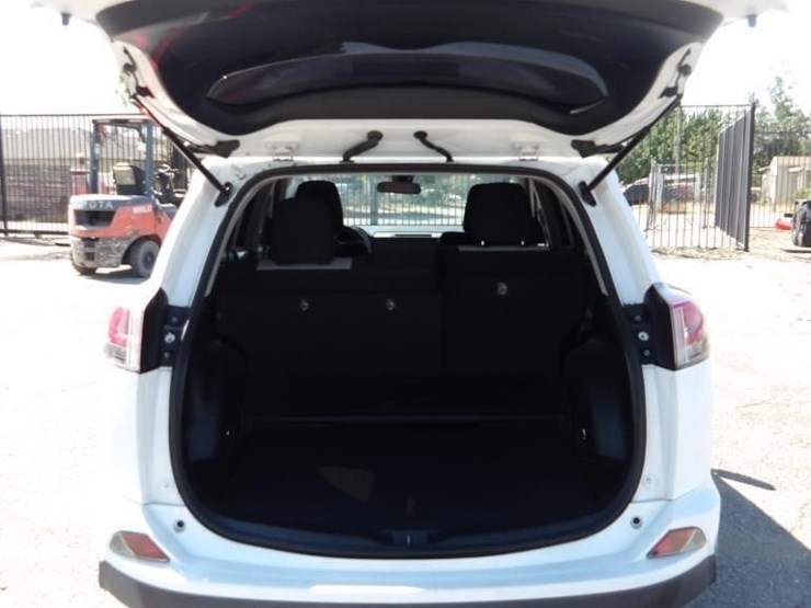 2017-toyota-rav4-xle-image-12