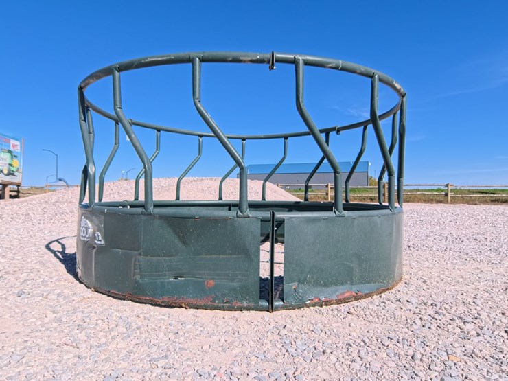 #2077-•-behlen-country-bale-ring-feeder-image-1