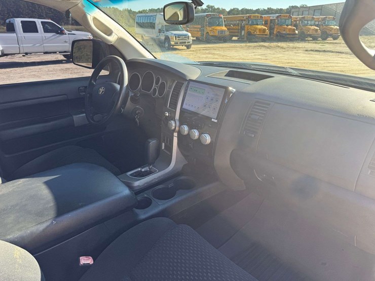 2011-toyota-tundra-sr5-image-13