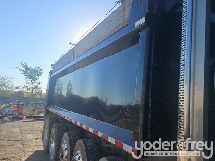 2019-freightliner-122sd-image-33