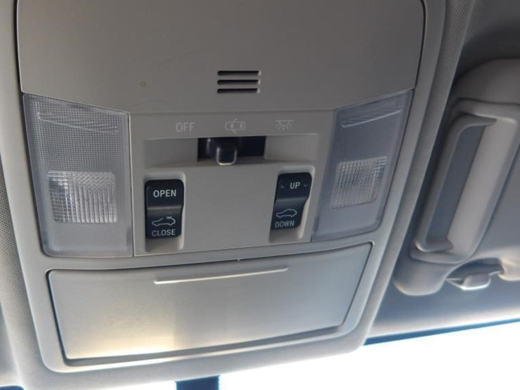2016-toyota-rav4-xle-image-22
