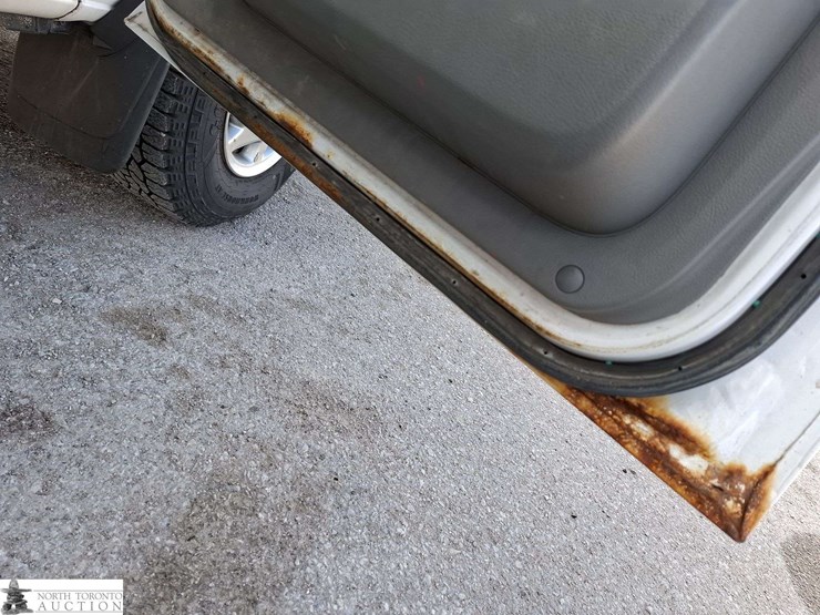 2013-ford-cargo-image-24