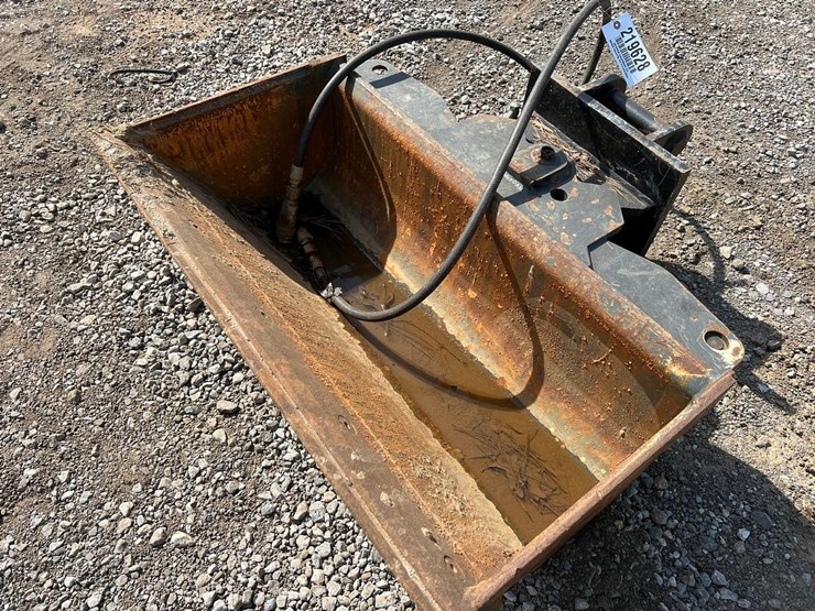 mongo-36"-excavator-tilt-bucket-image-4