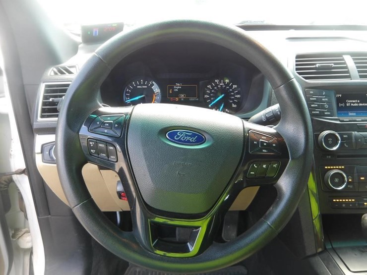2016-ford-explorer-image-16