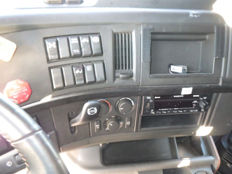 2022-volvo-vnl860-image-24