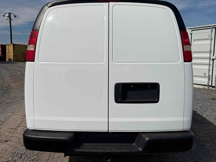 2010-chevrolet-cargo-van-image-4