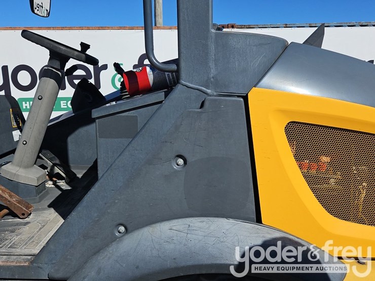 2019-deere-204l-image-21