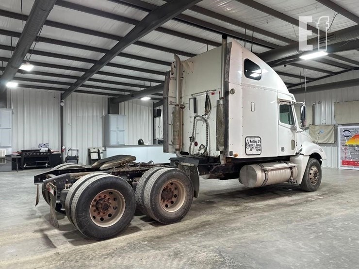 2007-freightliner-columbia-120-image-3