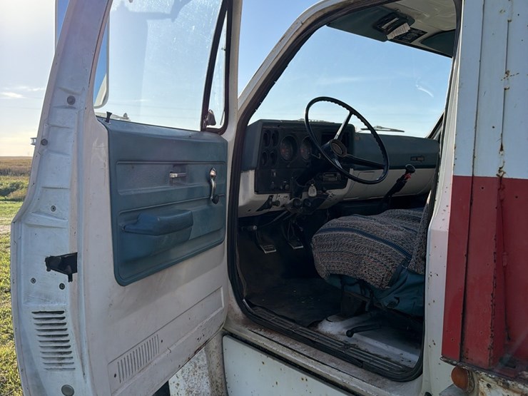1973-tag-tandem-366-5+2,-motor-has-very-low-miles,-good-power,-roll-tarp,-truck-runs-and-operates-good-image-13